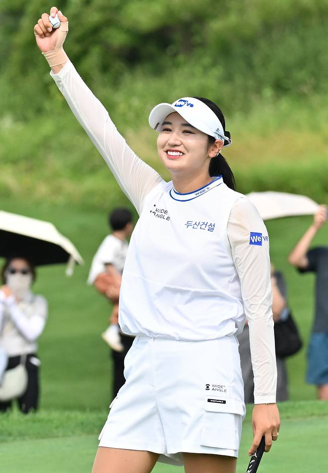 마지막 버디는 ‘위닝샷’ 박혜준이 6일 인천 베어즈베스트 청라CC에서 열린 KLPGA 롯데 오픈 최종라운드 18번 홀에서 버디 퍼트를 넣어 우승을 확정한 뒤 환호하고 있다. KLPGA 제공