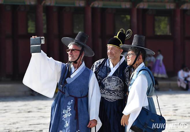 지난해 9월 경복궁을 찾은 외국인 관광객들. 곽경근 기자