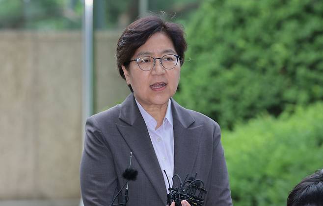 정은경 보건복지부 장관 후보자가 지난달 30일 서울 중구 남대문로에 마련된 인사청문회 준비 사무실로 출근하며 취재진 질문에 답하고 있다. 연합뉴스