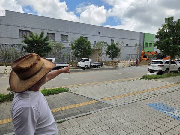 인천 남동구의 한 마트 공사장에서 날리는 흙과 먼지 등으로 인근 상인들이 불만을 표시하고 있다. 정성식기자