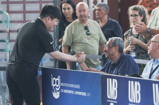 우승을 확정한 조명우가 세계캐롬연맹(UMB) 파룩 바르키 회장과 악수하고있다. (사진=SOOP)