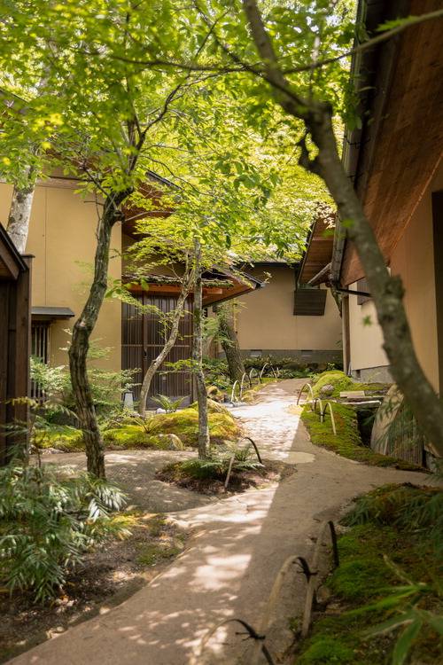 조용한 산책로 사이에 오밀조밀 놓여 있는 객실.