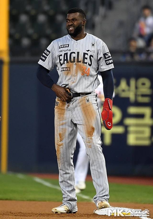 손가락 부상을 당한 플로리얼. 사진=천정환 기자