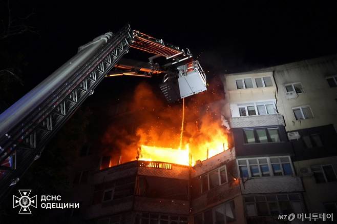 (오데사 로이터=뉴스1) 김지완 기자 = 3일(현지시간) 우크라이나 오데사에서 러시아 드론 공격을 받은 아파트에 화재가 발생해 소방관이 진화 작업을 벌이고 있다. 사진은 우크라이나 국가비상사태청 제공. 2025.07.03 ⓒ 로이터=뉴스1 Copyright (C) 뉴스1. All rights reserved. 무단 전재 및 재배포, AI학습 이용 금지. /사진=(오데사 로이터=뉴스1) 김지완 기자