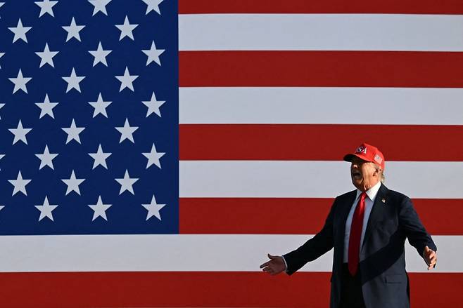 도널드 트럼프 미국 대통령이 3일(현지시간) 아이오와주 디모인 아이오와 주립 박람회장에서 열린 '미국에 경례'(Salute to America) 행사에서 연설을 하기 위해 무대에 오르고 있다. /AFPBBNews=뉴스1 /사진=(아이오와 AFP=뉴스1) 윤다정 기자