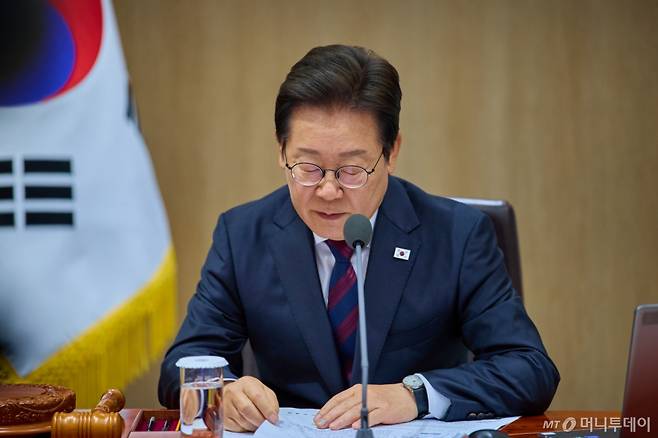 (서울=뉴스1) 허경 기자 = 이재명 대통령이 5일 서울 용산 대통령실 청사에서 열린 국무회의에서 자료를 보고 있다. (대통령실 제공. 재판매 및 DB 금지) 2025.7.5/뉴스1 Copyright (C) 뉴스1. All rights reserved. 무단 전재 및 재배포, AI학습 이용 금지. /사진=(서울=뉴스1) 허경 기자