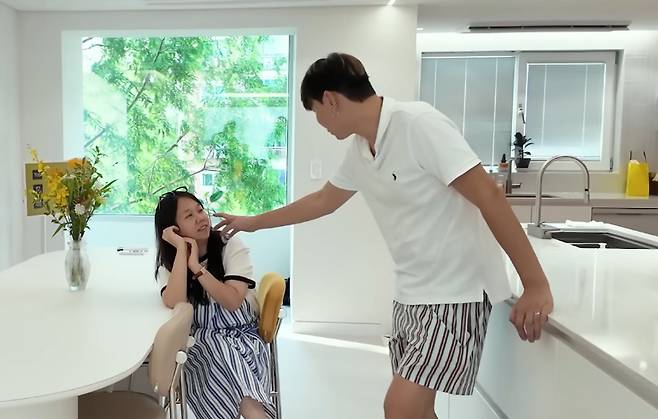 개그우먼 홍현희 인테리어 디자이너 제이쓴 부부가 협찬 받아 인테리어한 새 전셋집을 공개했다. /사진=유튜브 영상 갈무리