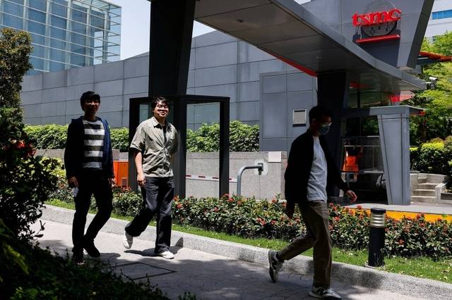 대만 신주 과학단지에 있는 TSMC 본사 앞을 직원들이 지나가고 있다. 로이터·연합뉴스