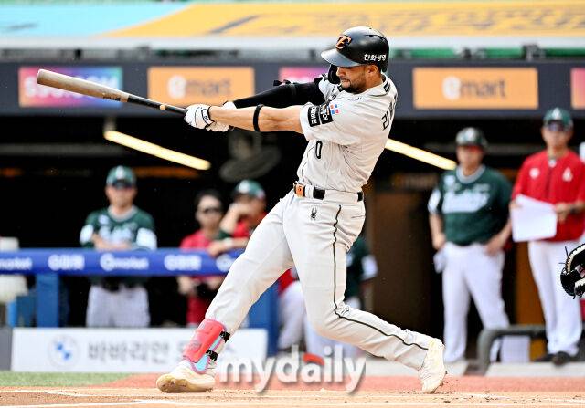 27일 오후 인천광역시 문학동 SSG랜더스필드에서 진행된 '2025 프로야구 KBO리그' SSG랜더스와 한화이글스의 경기. 한화 리베라토가 1회초 무사 1루서 안타를 치고 있다./마이데일리