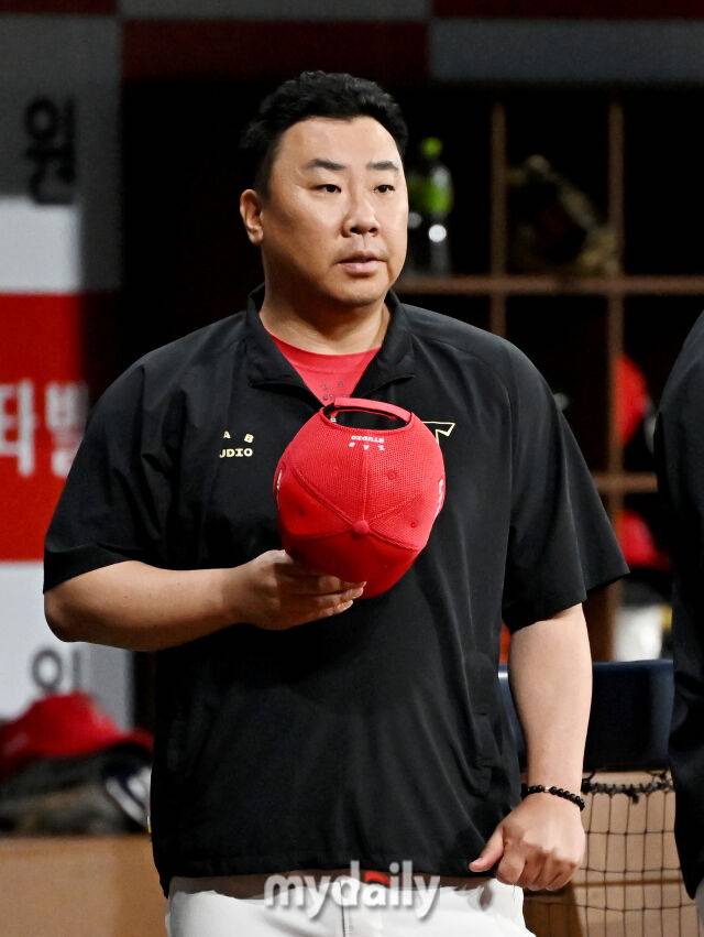 25일 오후 서울 고척동 고척스카이돔에서 진행된 '2025 프로야구 KBO리그' 키움히어로즈와 KIA타이거즈의 경기. 기아 이범호 감독이 인사를 하고 있다./마이데일리