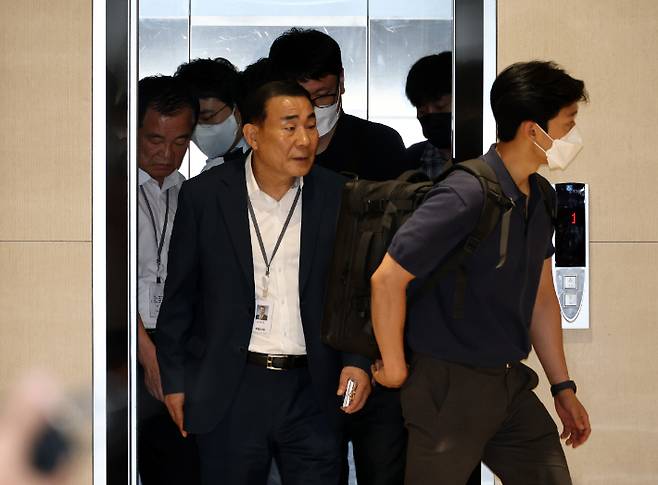 삼부토건 압수수색 중 이동하는 특검팀. 연합뉴스