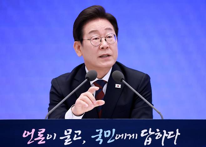 이재명 대통령이 3일 청와대 영빈관에서 '대통령의 30일, 언론이 묻고 국민에게 답하다' 기자회견을 하고 있다. 연합뉴스
