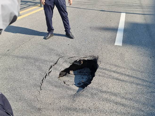 지난 4월 2일 부산 사하구의 한 도로에 가로 1m 크기의 땅 꺼짐이 발생했다. 부산경찰청 제공