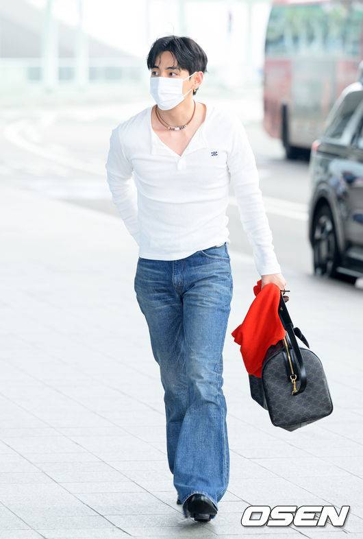 출국길 남성미 폭발