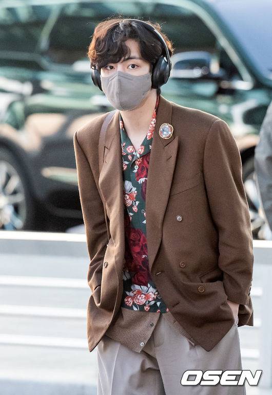 입대 전 댄디한 패션으로 출국하는 뷔 사진=민경훈 기자 /rumi.osen.co.kr