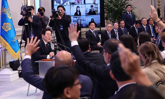 이재명 대통령이 지난 3일 청와대 영빈관에서 열린 취임 30일 기념 첫 공식 기자회견에서 질문할 취재진을 선택하고 있다. 남정탁 기자