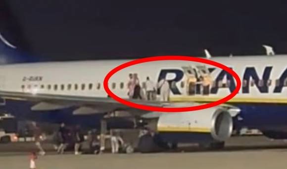 지난 4일(현지시간) 스페인에서 출발해 영국 맨체스터로 향할 예정이던 라이언에어 항공기에서 화재 경보가 울려 긴급 대피하는 승객들