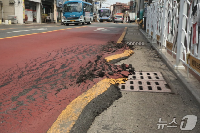 4일 울산 북구 농소초등학교 앞 버스정류장 도로변. 도로의 아스팔트가 마치 녹은 아이스크림처럼 밀려나 있다. 뉴스1 김세은 기자