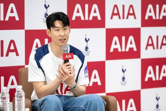 ▲ 영국 매체 '팀 토크'는 "토트넘은 쇠퇴기에 접어든 손흥민을 방출헤야 하는 결단을 촉구받고 있다"고 어수선한 거취 문제를 재차 다뤘다. 그러면서 "이번 여름 토트넘의 한국 투어가 끝난 뒤에 손흥민을 떠나보내는 것이 모든 당사자에게 맞는 선택일 수 있다"라고 목소리를 높였다. ⓒAIA 생명