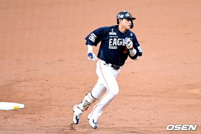 한화 채은성이 6일 고척 키움전 2회초 무사 1루에서 선제 좌월 솔로포를 날리고 홈으로 들어오고 있다.