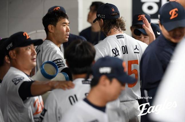 한화 외국인 투수 라이언 와이스(오른쪽)과 이재원. /사진=한화 이글스 제공