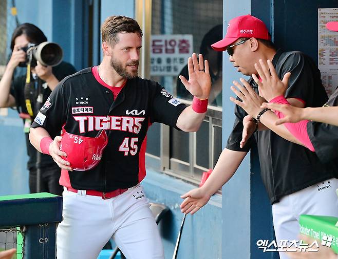 29일 오후 서울 송파구 잠실야구장에서 열린 '2025 신한 SOL Bank KBO리그' KIA 타이거즈와 LG 트윈스의 경기, 6회초 1사 1,3루 KIA 위즈덤이 오선우의 1타점 2루타때 득점에 성공하고 있다. 엑스포츠뉴스 DB