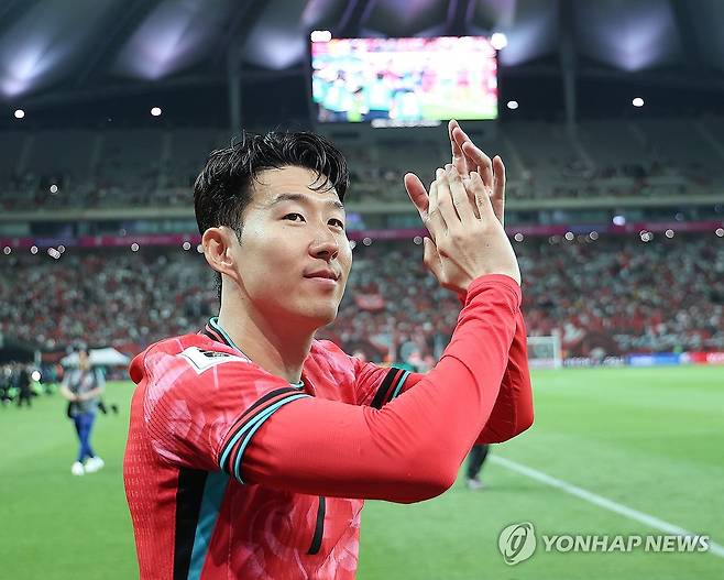 손흥민, 팬들 향해 감사 인사 (서울=연합뉴스) 김성민 기자 = 한국 축구 국가대표팀 주장 손흥민이 10일 서울월드컵경기장에서 열린 11회 연속 월드컵 본선 진출 축하 행사에서 관중들에게 인사를 하고 있다. 2025.6.10 ksm7976@yna.co.kr