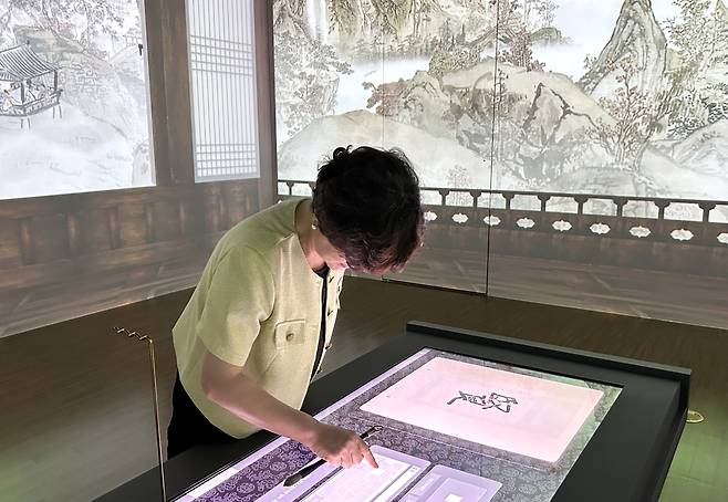 전시 체험하는 이현주 홍보전문경력관 (전주=연합뉴스) 김예나 기자 = 지난달 26일 전북 전주시 국립전주박물관 서예실에서 이현주 국립중앙박물관 홍보전문경력관이 관람객을 위한 체험 공간을 직접 시연하고 있다. 2025.7.6
yes@yna.co.kr