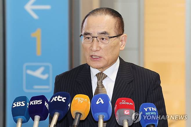 방미 앞둔 위성락 안보실장 (영종도=연합뉴스) 임화영 기자 = 위성락 국가안보실장이 방미 일정을 위해 6일 인천국제공항을 통해 미국 워싱턴DC로 출국하기 앞서 취재진의 질문에 답하고 있다.
위 실장은 오는 8일까지 사흘간 미국 정부 고위급 인사들과 상호관세 유예기간, 한미 정상회담 등 양국 간 현안을 논의할 것으로 전망된다. 2025.7.6 hwayoung7@yna.co.kr