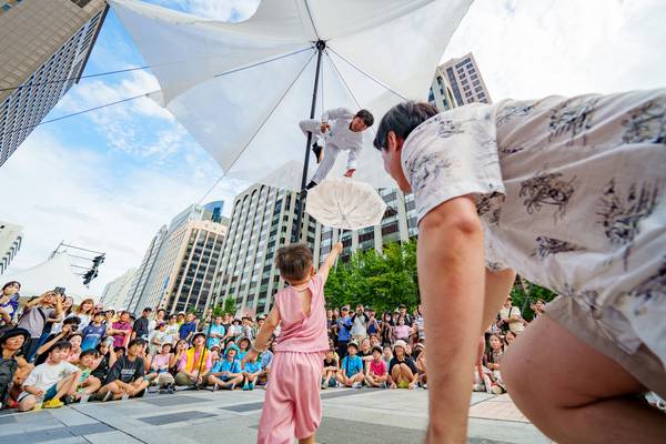 다음달 10일 수원 빛누리아트홀 무대에 오르는 씨레온의 현대서커스 ‘우산 아래’ 공연. /수원문화재단 제공