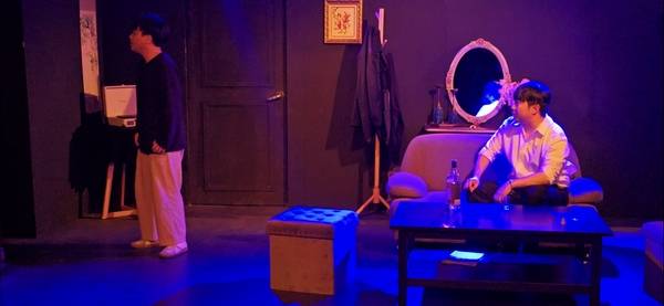 극단 메카네의 연극 ‘죽음의 집’ 무대. /수원문화재단 제공