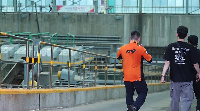 ▲ 인천 한 도로 맨홀 안에서 오·폐수 관로 현황을 조사하다가 실종된 50대 남성이 심정지 상태로 발견됐다. 7일 인천 계양구 병방동의 한 도로 맨홀 오수관로와 연결된 굴포하수종말처리장에서 소방관계자들이 이동하고 있다. /이재민 기자 leejm@incheonilbo.com