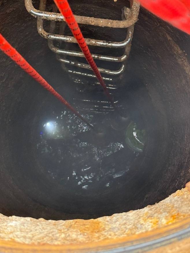 6일 오전 인천 계양구 병방동 한 도로 맨홀에서 50대 작업자가 실종돼 구조대원들이 수색 작업을 실시하고 있다. 사진=인천소방본부