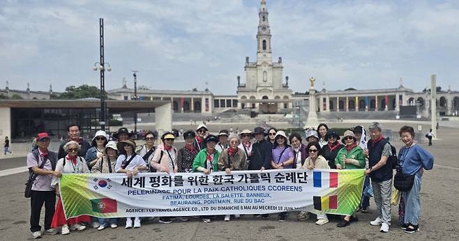 세계평화를 위한 한국 가톨릭 순례단이 포르투갈의 파티마 대성당에서 단체사진을 찍고 있다.
