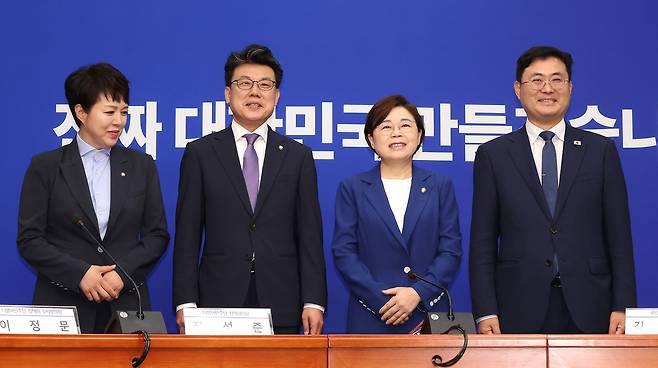 더불어민주당 진성준, 국민의힘 김정재 정책위의장이 7일 국회에서 회동하고 있다.왼쪽부터 국민의힘 김은혜 정책수석부대표, 더불어민주당 진성준 정책위의장, 국민의힘 김정재 정책위의장, 더불어민주당 이정문 정책위 수석부의장. 2025.7.7 사진=연합뉴스.