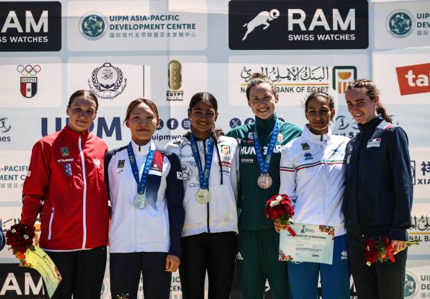 성승민(왼쪽 두번째)이 5일(현지시간) 이집트 알렉산드리아에서 열린 2025 근대5종 월드컵 여자부 결승에서 은메달을 차지한 뒤 시상대에서 기념촬영하고 있다. 대한근대5종연맹 제공