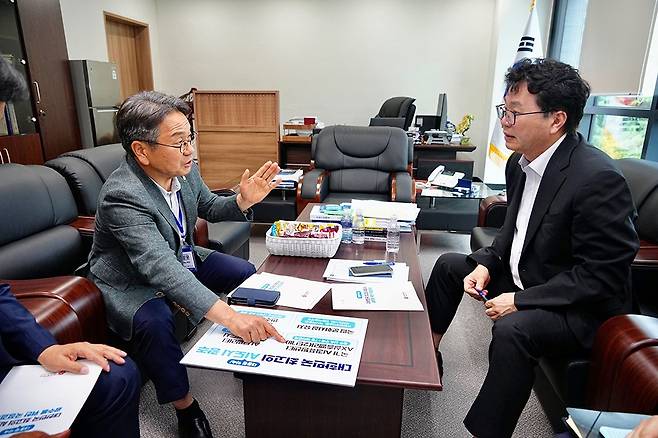 강기정 광주시장이 7일 서울 국정기획위원회에서 이한주 위원장을 만나 국가 AI컴퓨팅센터 광주 구축, AX실증밸리 조성 등 광주 발전 핵심 과제를 국정과제에 우선 순위로 반영해줄 것을 요청했다.<광주시 제공>