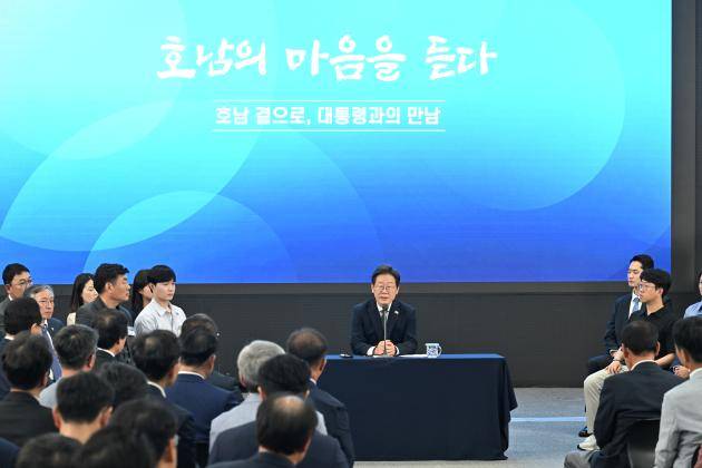 이재명 대통령이 지난달 25일 광주시 동구 국립아시아문화전당 국제회의실에서 열린 \'광주군공항 및 호남권 발전 토론회\'에서 발언하고 있다./최현배 기자choi@kwangju.co.kr