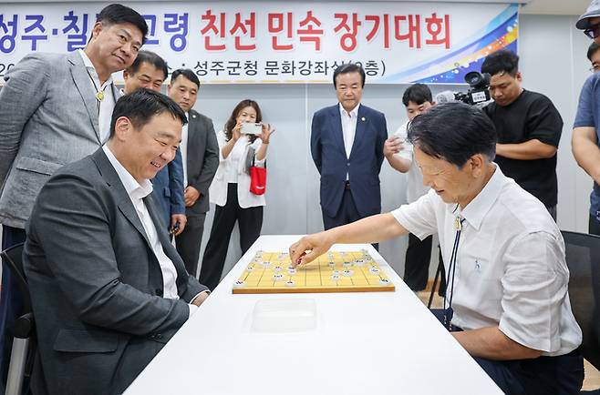 정희용 국회의원과 이병환 성주군수가 친선 장기를 두고있다. <성주군 제공>