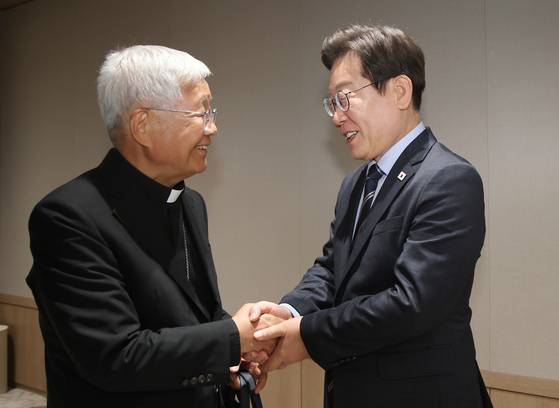 이재명 대통령이 7일 서울 용산 대통령실 청사에서 방한 중인 교황청 성직자부 장관 유흥식 추기경을 만나 인사하고 있다. 〈사진=연합뉴스〉