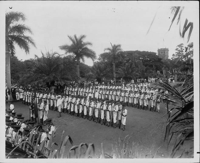 하와이 합병식에 도열한 미해군. (출처: Unknown author, 1898, Public domain, via Wikimedia Commons)