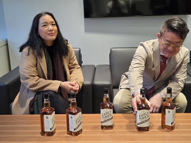 (왼쪽)애나 램 사제락컴퍼니(Sazerac Company) 마케팅 디렉터가 얼리타임즈를 소개하는 모습.