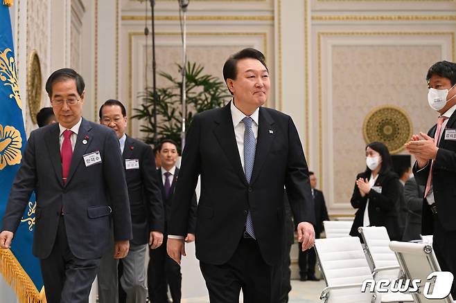 2023년 1월 27일 윤석열 대통령이 청와대 영빈관에서 열린 2023년 통일부·행정안전부·국가보훈처·인사혁신처 정책방향 업무보고에서 한덕수 국무총리, 권영세 통일부 장관, 박민식 국가보훈처장과 입장하고 있다. (대통령실 제공) 2023.1.27/뉴스1 ⓒ News1 안은나 기자