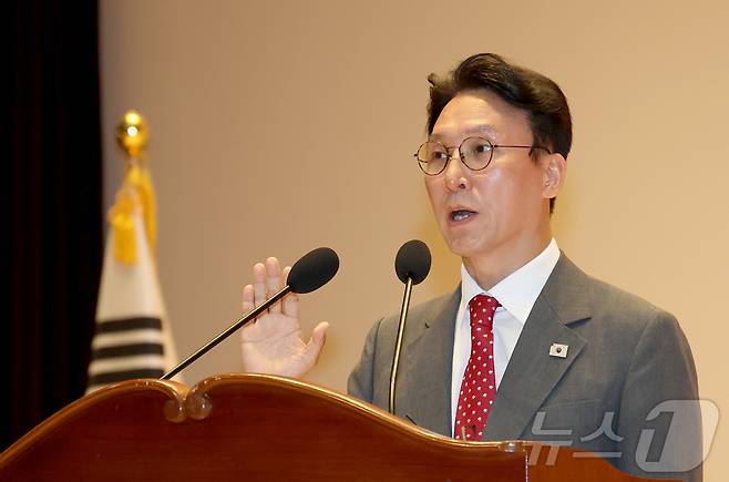 김민석 국무총리가 7일 오전 세종시 정부세종청사 대강당에서 열린 취임식에 참석하여 취임선서를 하고 있다. 2025.7.7/뉴스1 ⓒ News1 김기남 기자