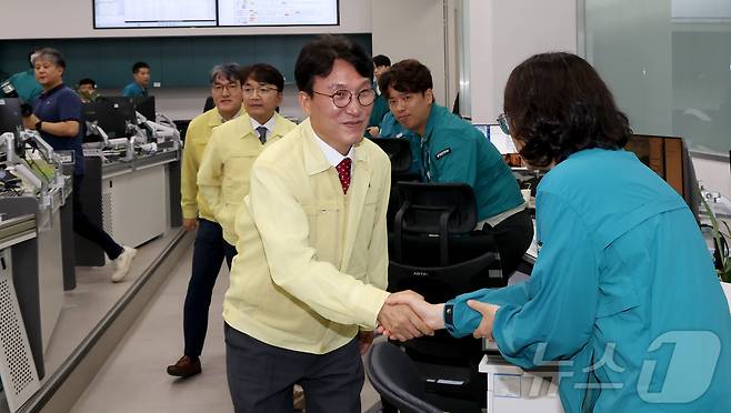 김민석 국무총리가 7일 오전 세종시 정부세종청사 중앙재난안전상황실에서 여름철 재난 대비 상황을 점검한 뒤 직원들을 격려하고 있다. 2025.7.7/뉴스1 ⓒ News1 김기남 기자