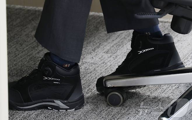 김민석 국무총리가 7일 오전 세종시 정부세종청사 중앙재난안전상황실 방문에 안전화를 착용하고 여름철 재난 대비 상황을 점검하고 있다. 2025.7.7/뉴스1 ⓒ News1 김기남 기자