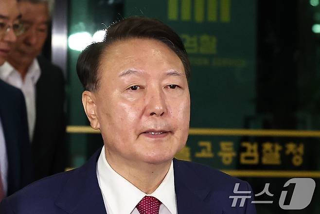 윤석열 전 대통령이 5일 오후 서초구 서울고등검찰청에서 내란특검 2차 대면조사를 받은 뒤 청사를 나서고 있다. 2025.7.6/뉴스1 ⓒ News1 구윤성 기자