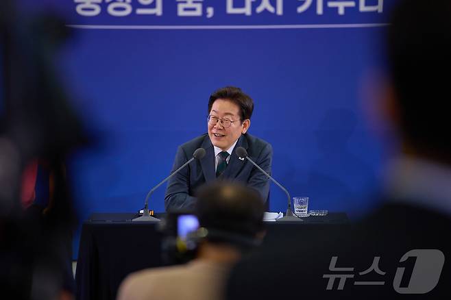 이재명 대통령이 4일 대전 유성구 대전컨벤션센터에서 열린 ‘충청에서 듣다, 충청 타운홀 미팅’에서 발언을 하고 있다. (대통령실 제공. 재판매 및 DB 금지) 2025.7.4/뉴스1 ⓒ News1 이재명 기자