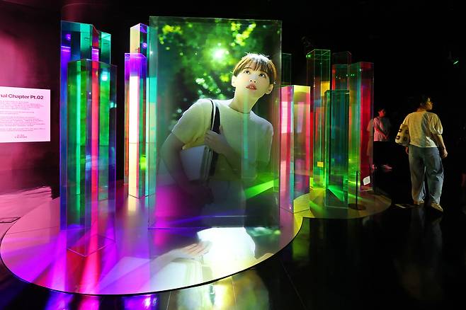 7일 서울 종로구 청와대 사랑채 1층 전시실에서 열린 'K-드라마, 러브 챕터(Love Chapter)'에서 관람객들이 3D 미디어아트를 살펴보고 있다. 2025.7.7/뉴스1 ⓒ News1 황기선 기자