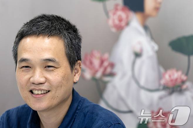 연극 '삼매경'의 이철희 연출이 7일 서울 중구 국립극단에서 열린 라운드 인터뷰에서 질문에 답하고 있다. 2025.7.7/뉴스1 ⓒ News1 이승배 기자